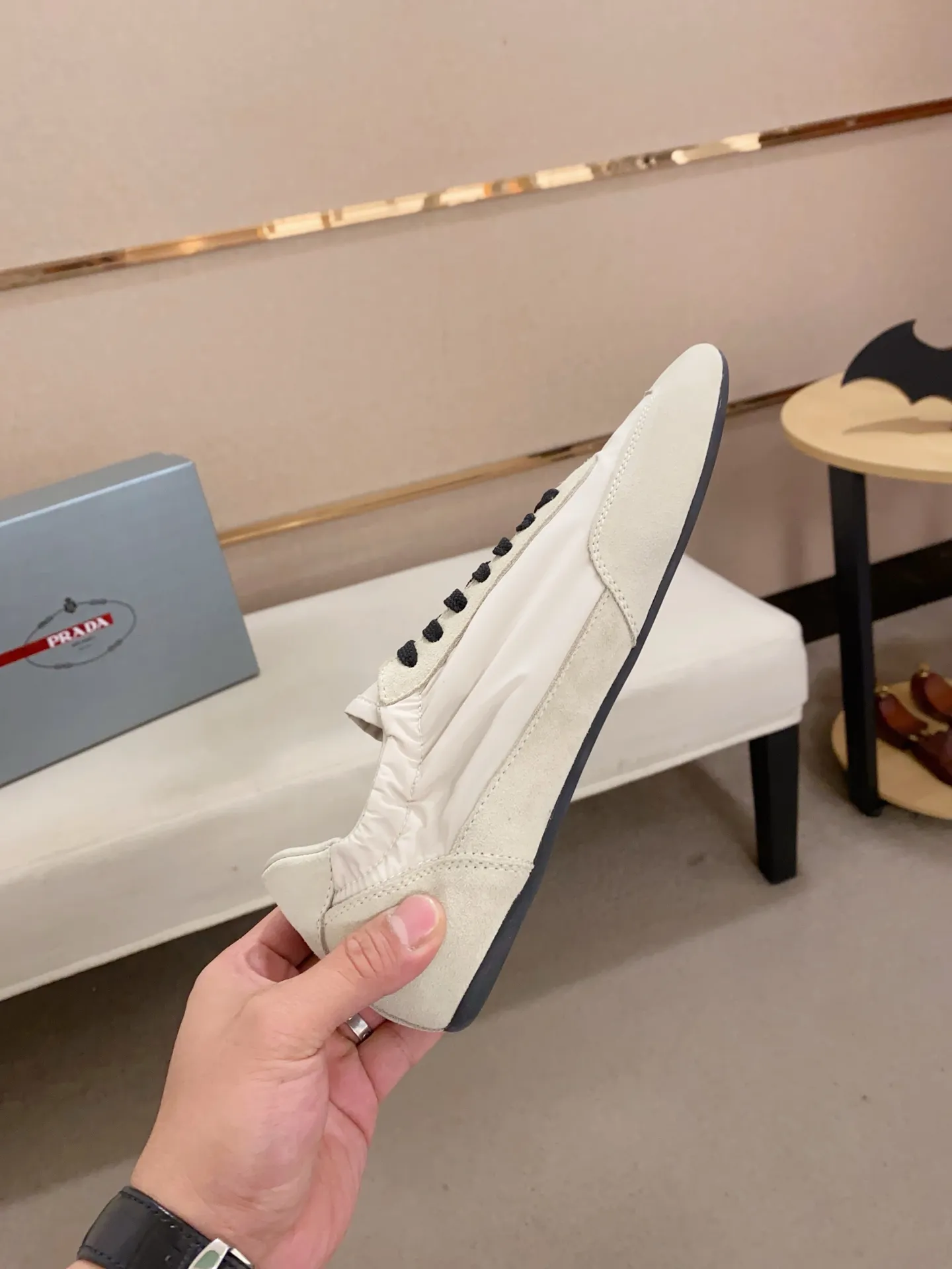 Men's shoes 💰 500💰 ✔️✔️✔️High version High-quality new PRADA counters are launched simultaneously. The new men's shoes and 😘fabrics are selected from first-layer cow suede and waterproof fabrics, and are made by pure handicrafts. Lining: Full sheepskin lining. 👍🏿 High-end ☄️ air-cushion molded anti-slip rubber outsole, exquisite lines, simple and elegant, comfortable and high-end for leisure travel. Number of yards: 38 to 44. Can be customized45